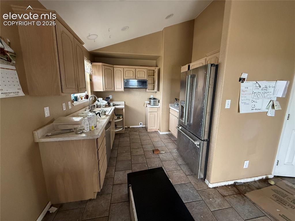 Image 12 of 20: Kitchen