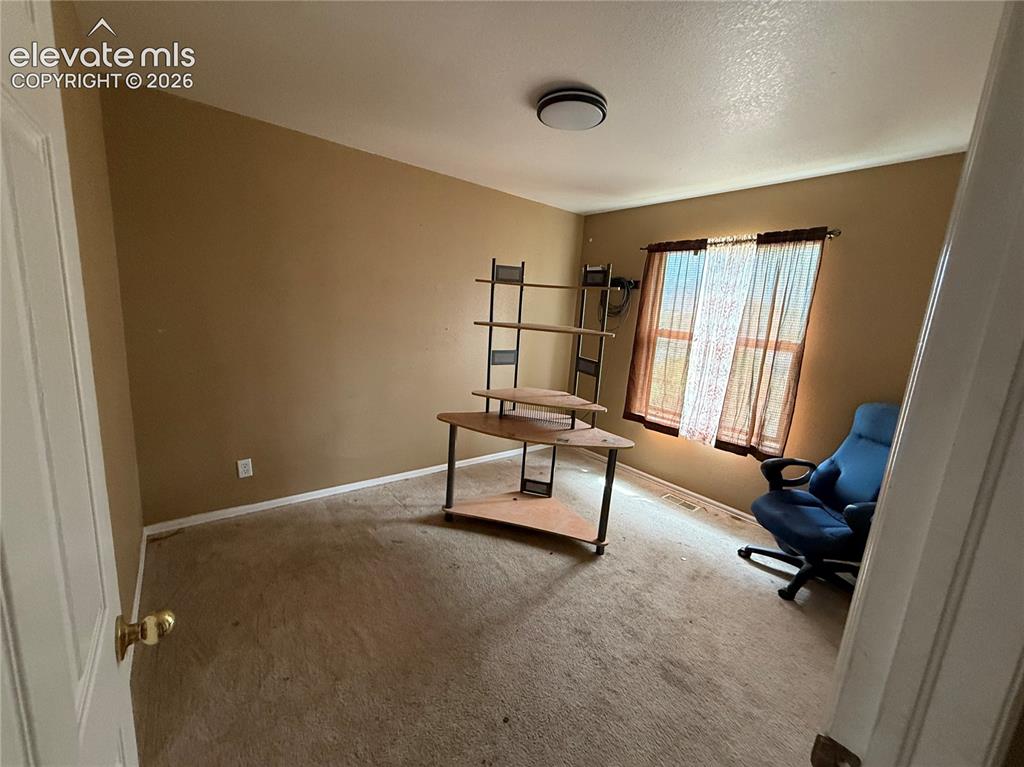Image 16 of 20: Bedroom