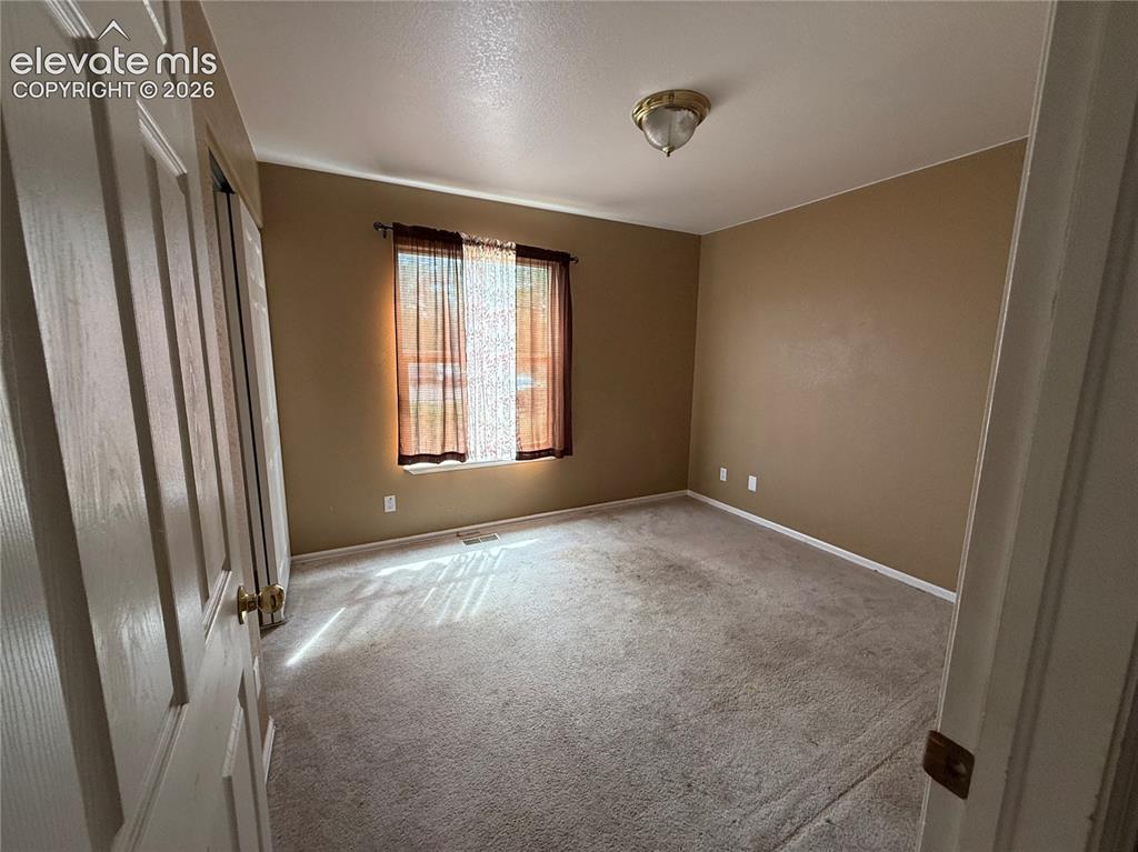 Image 17 of 20: Bedroom