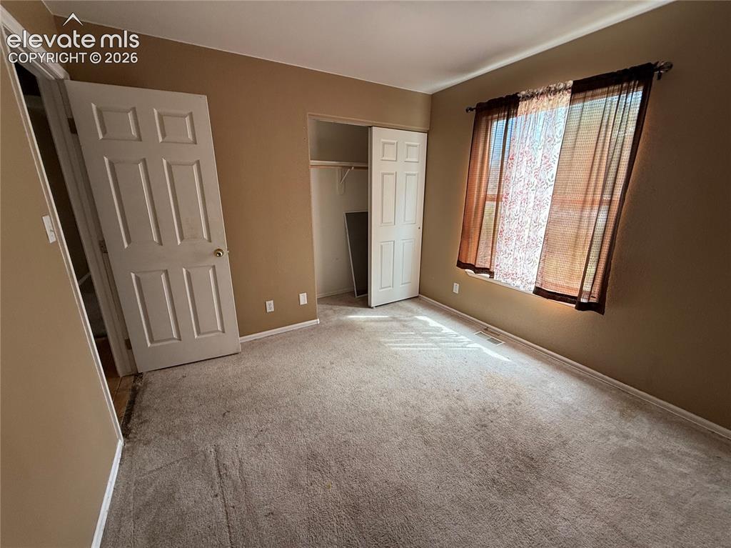Image 18 of 20: Bedroom