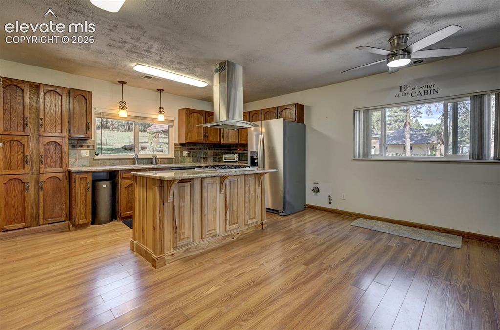 Image 10 of 43: Kitchen