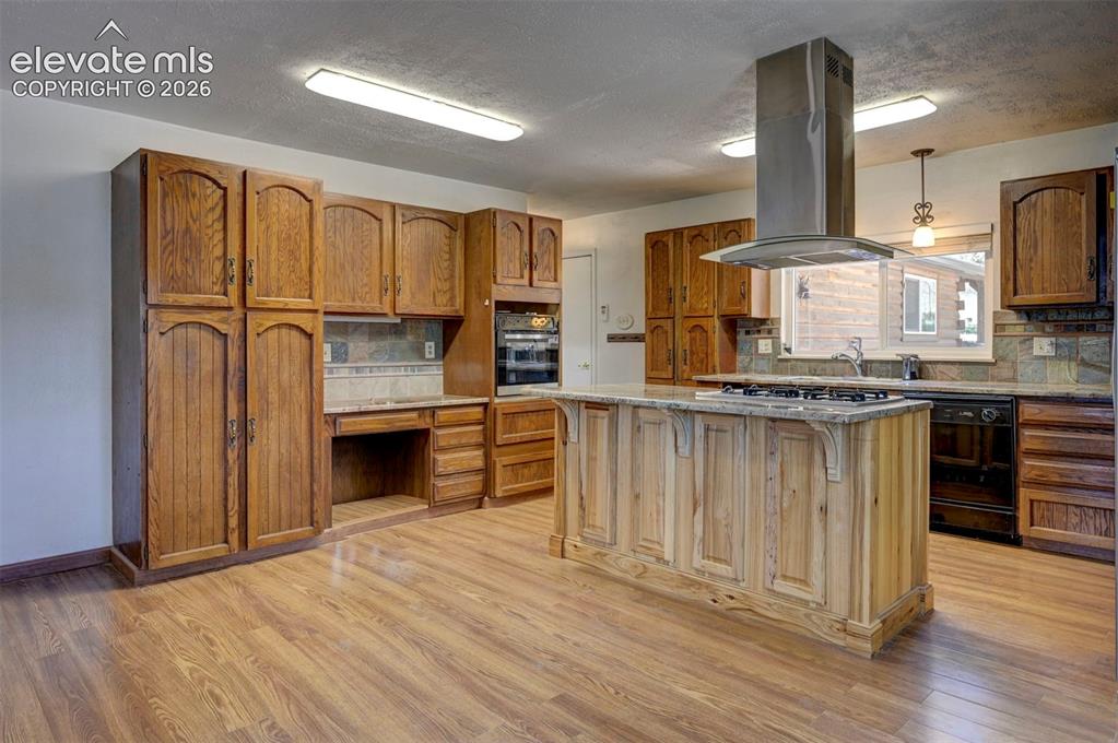 Image 9 of 43: Kitchen