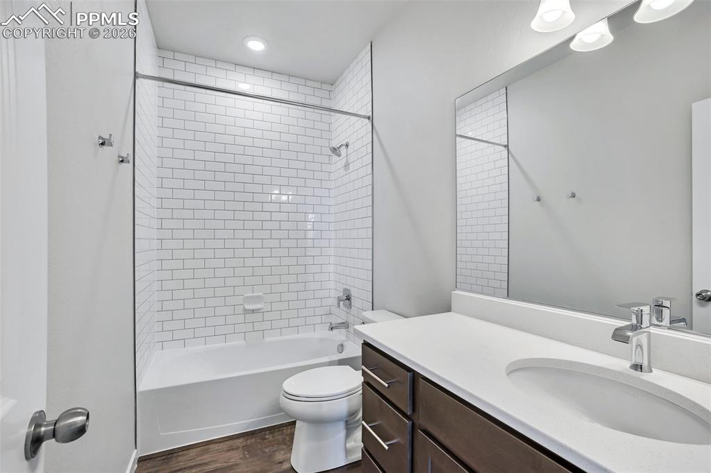 Image 13 of 28: Upper level unit