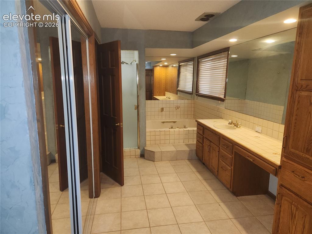 Image 21 of 32: Bathroom