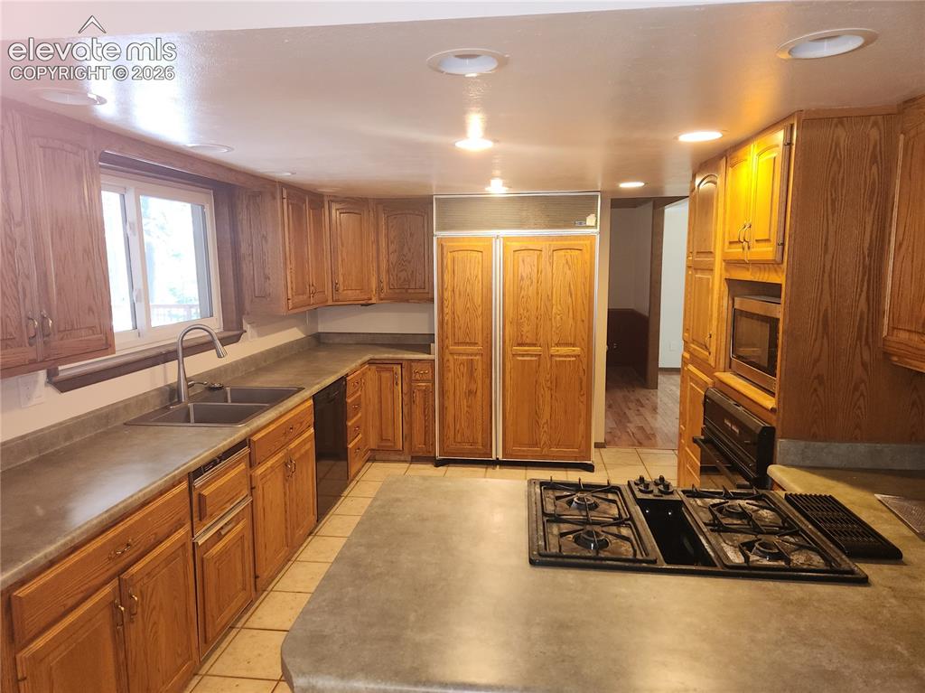 Image 6 of 32: Kitchen