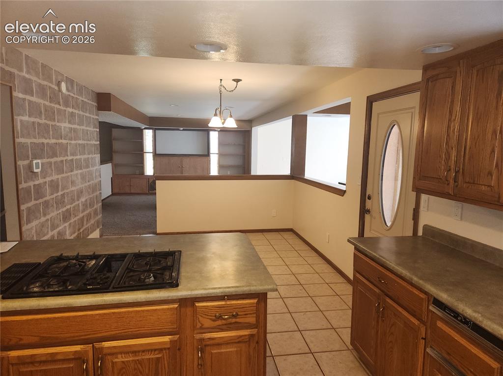 Image 7 of 32: Kitchen