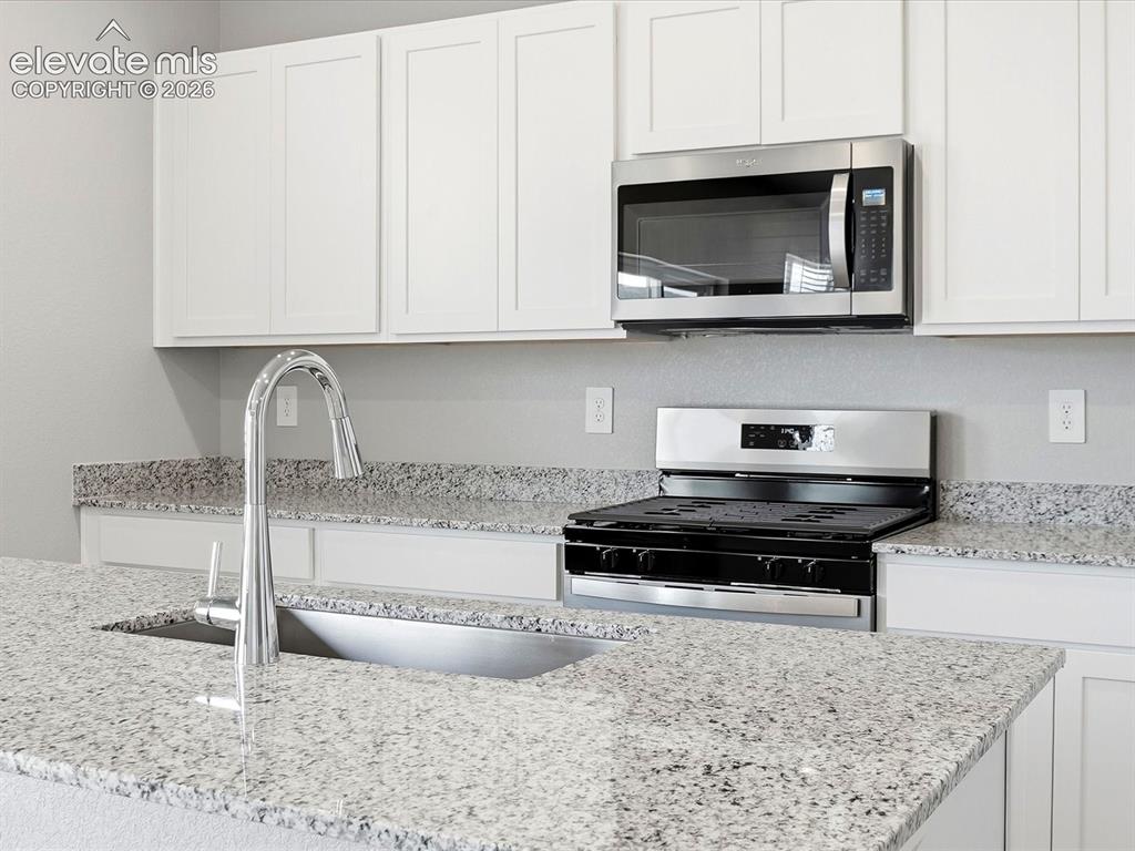 Image 11 of 28: Kitchen