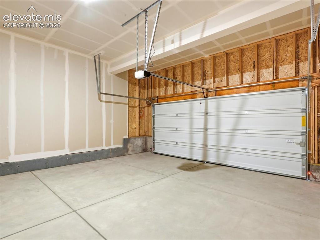 Image 16 of 28: Garage