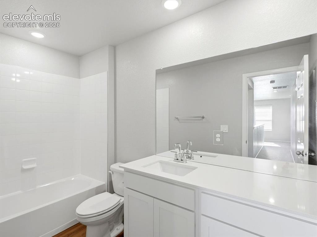 Image 21 of 28: Bathroom