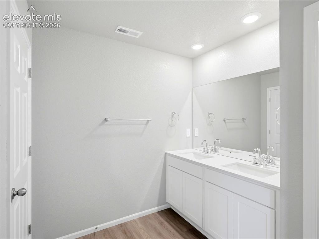 Image 24 of 28: Bathroom