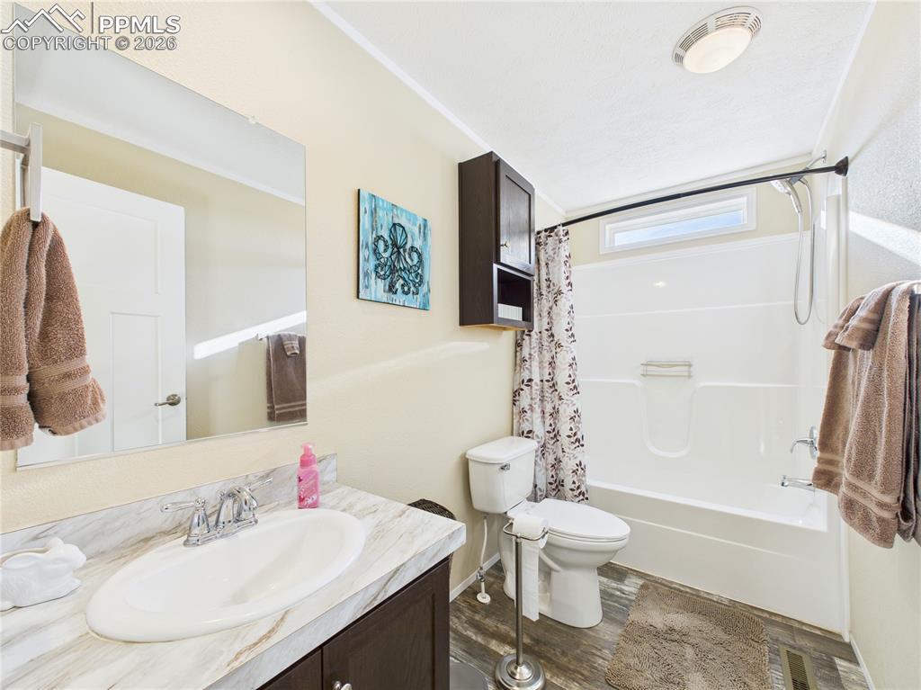 Image 16 of 39: Bathroom