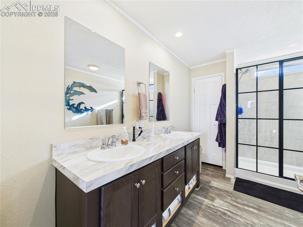 Image 25 of 39: Bathroom