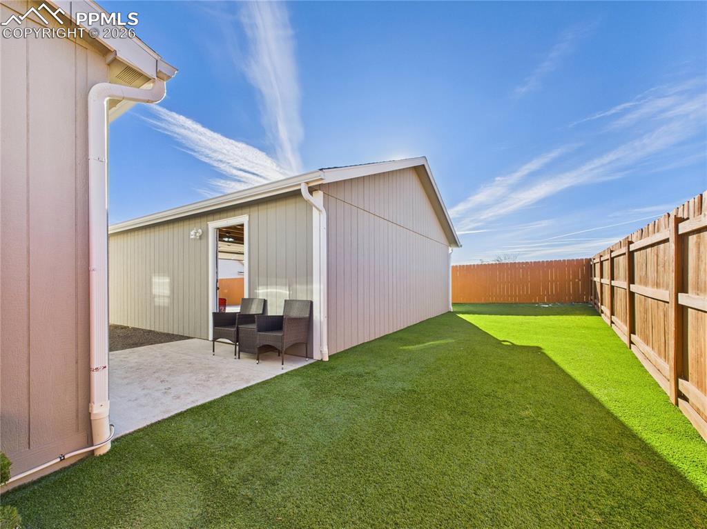 Image 33 of 39: Yard