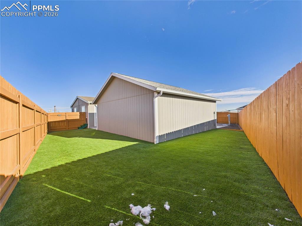 Image 34 of 39: Yard