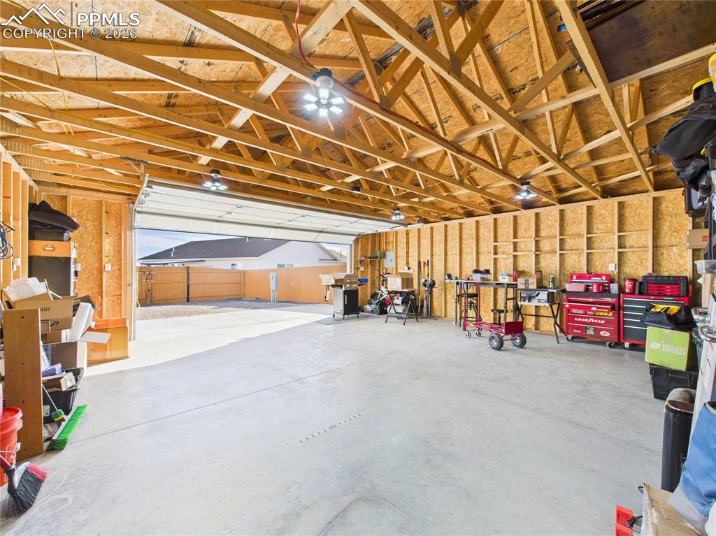 Image 35 of 39: Garage