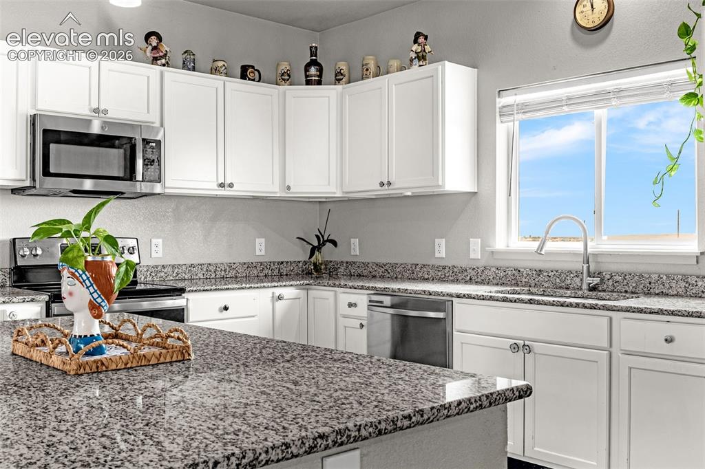 Image 10 of 33: Kitchen