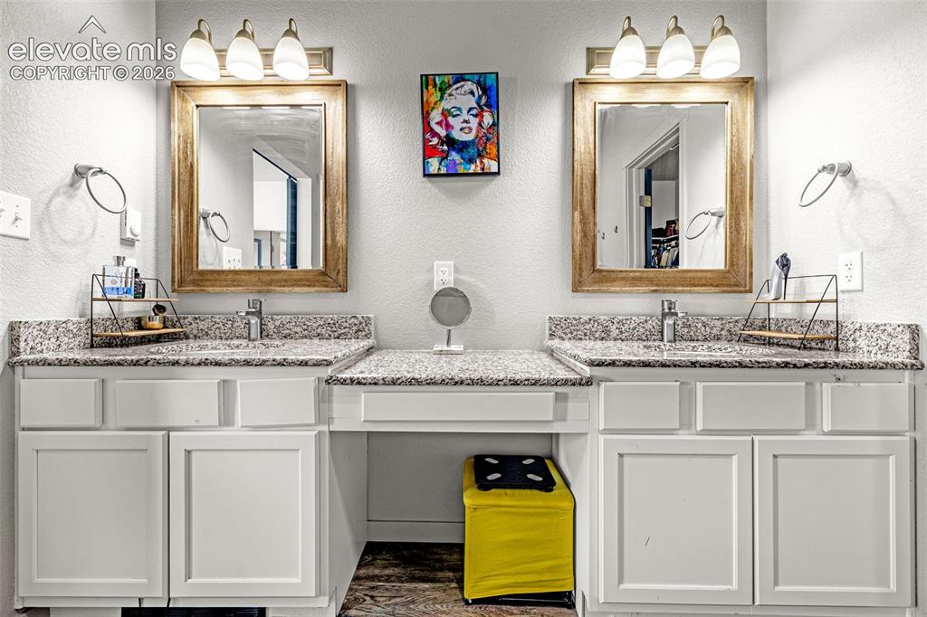Image 19 of 33: Bathroom
