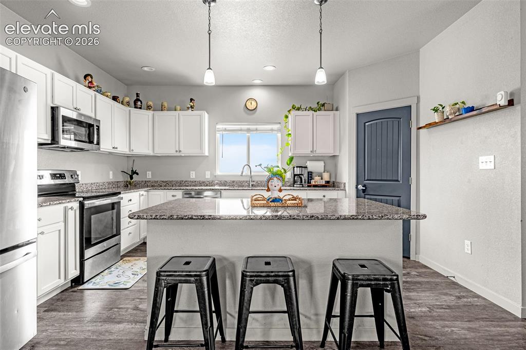 Image 9 of 33: Kitchen