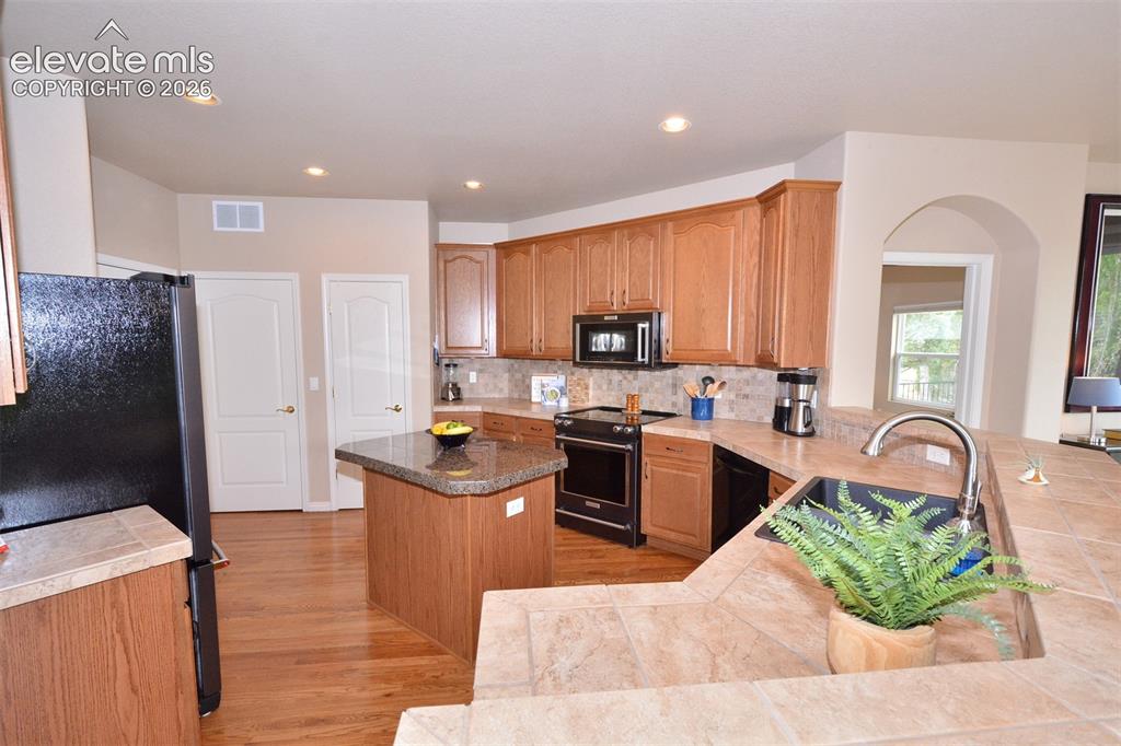 Image 9 of 34: Kitchen