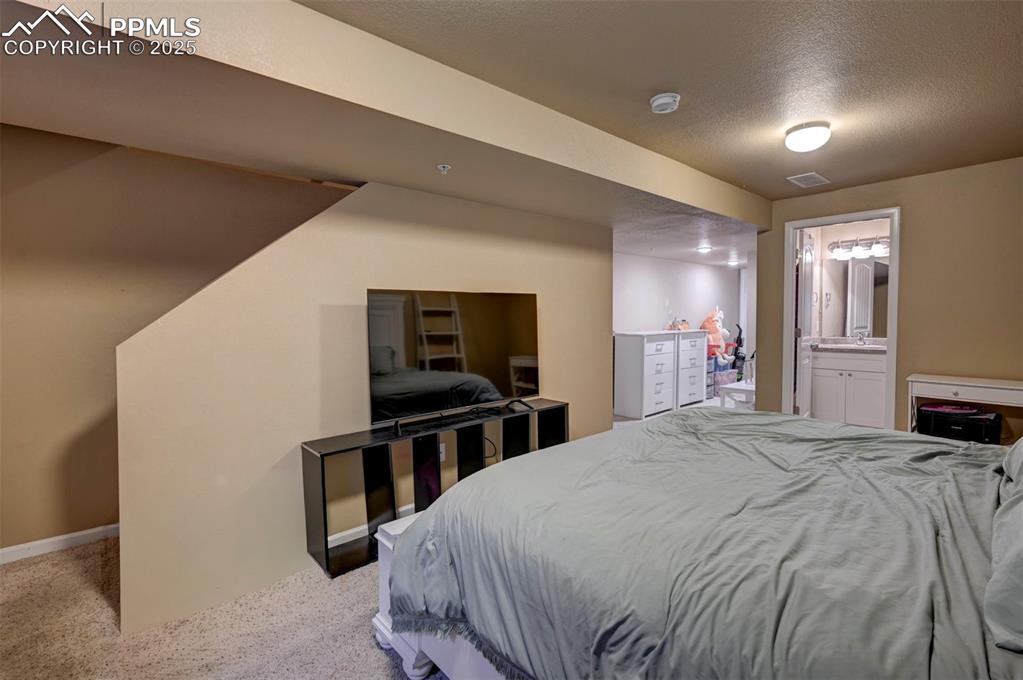 Image 26 of 29: Bedroom