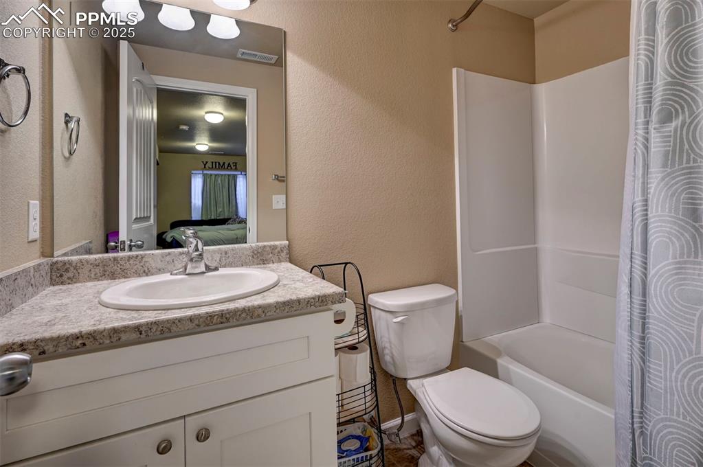 Image 28 of 29: Bathroom