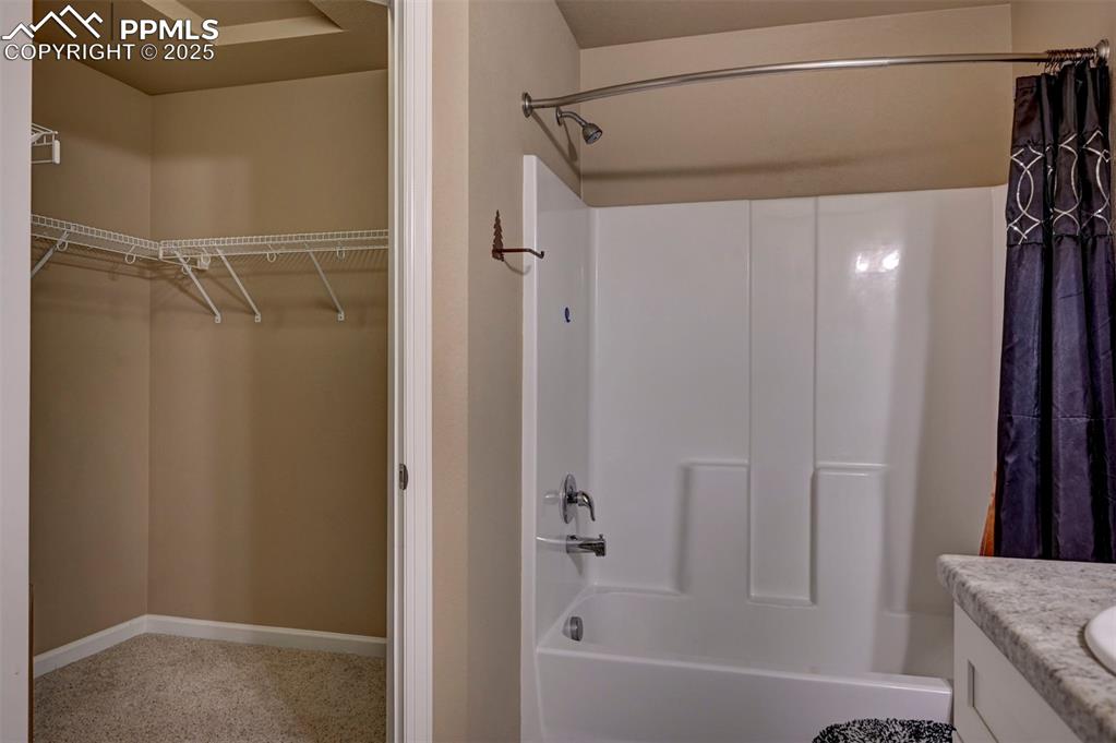 Image 29 of 29: Bathroom