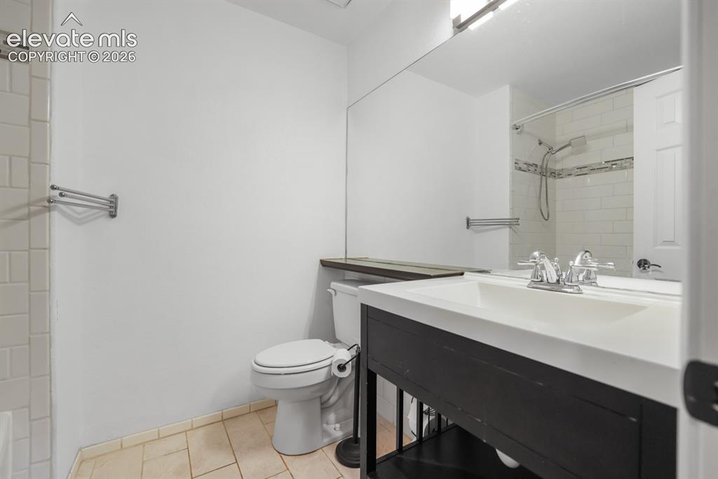 Image 26 of 42: Bathroom