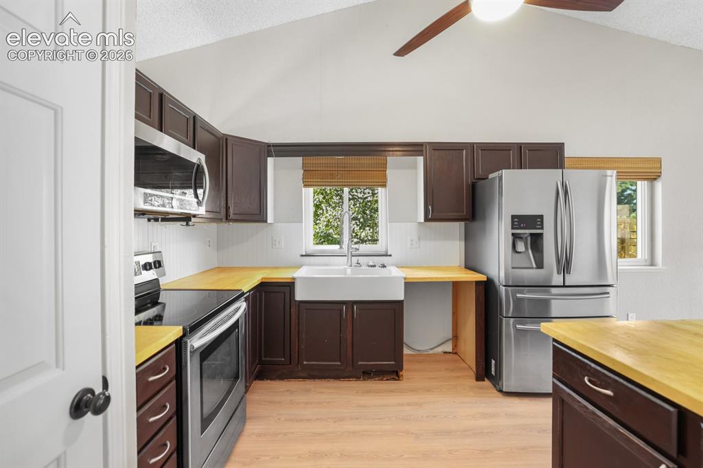 Image 6 of 42: Kitchen