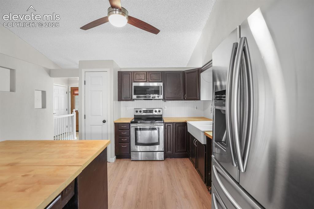 Image 7 of 42: Kitchen