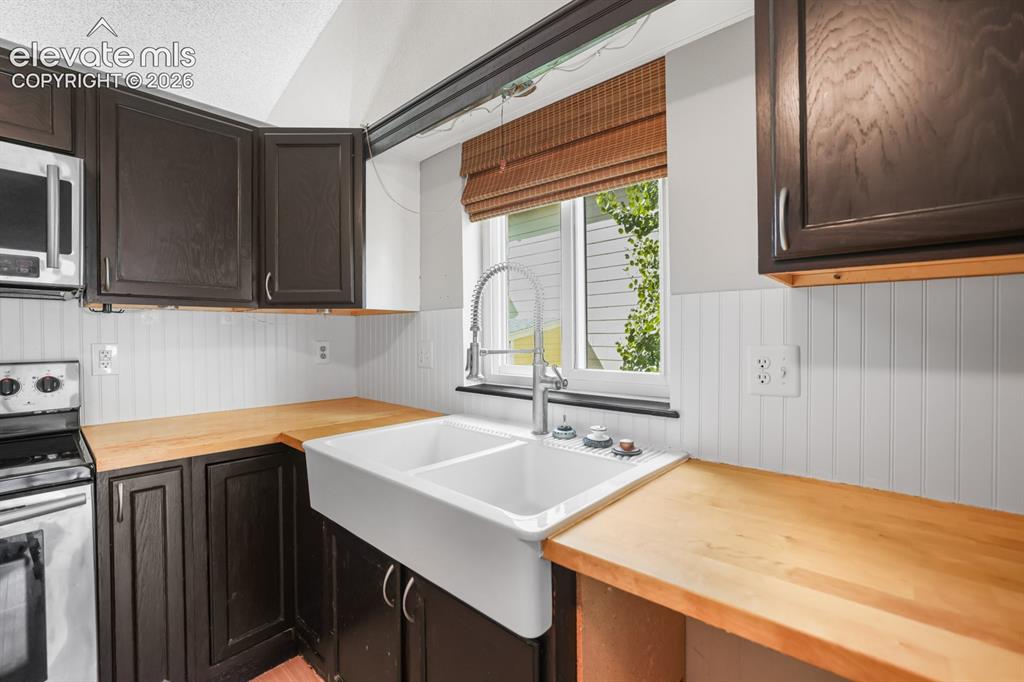 Image 8 of 42: Kitchen