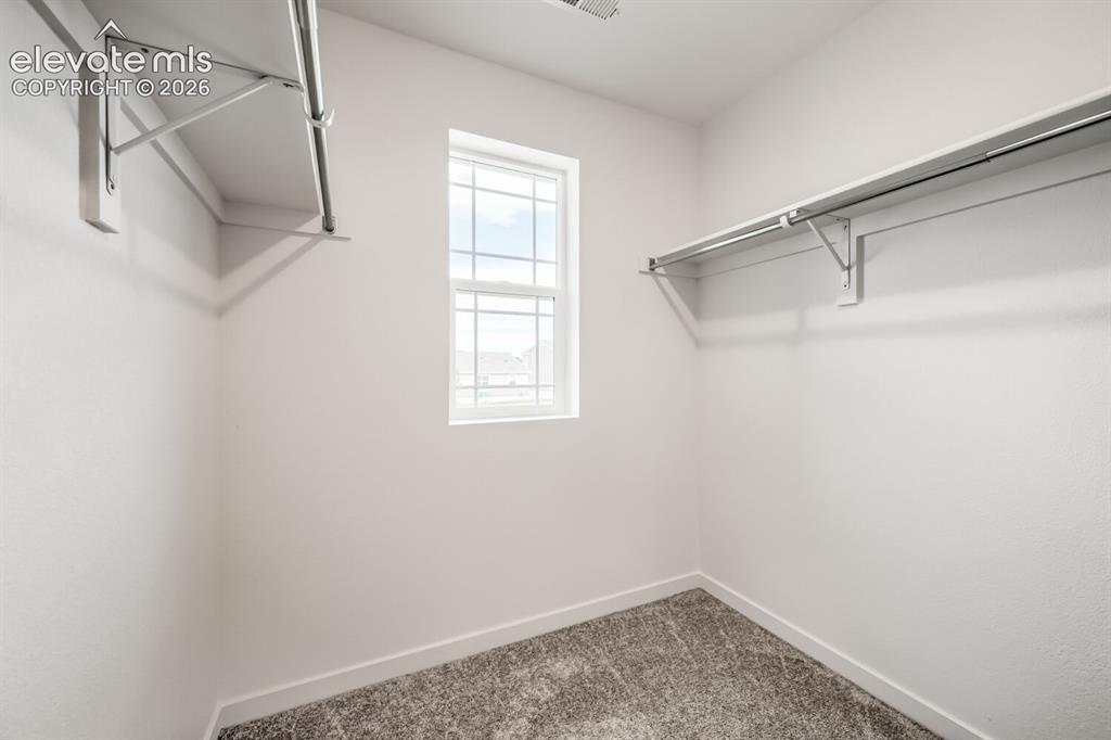Image 10 of 11: Closet