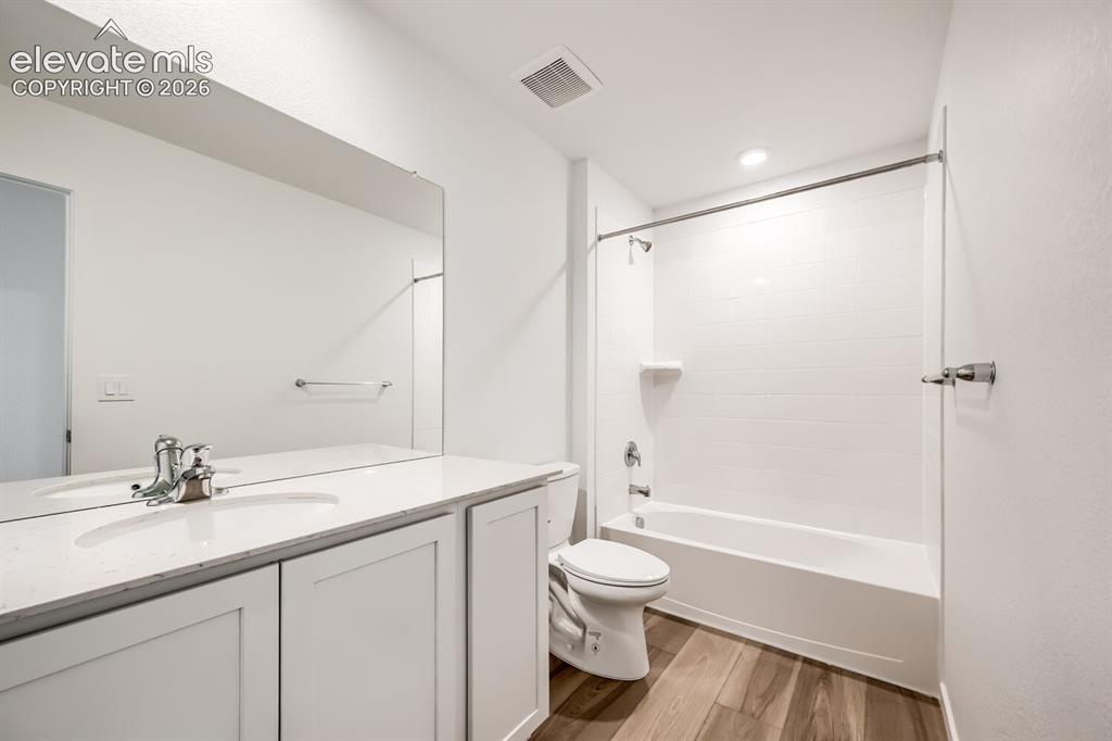 Image 11 of 11: Bathroom