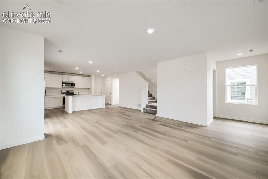 Image 4 of 11: Living Room