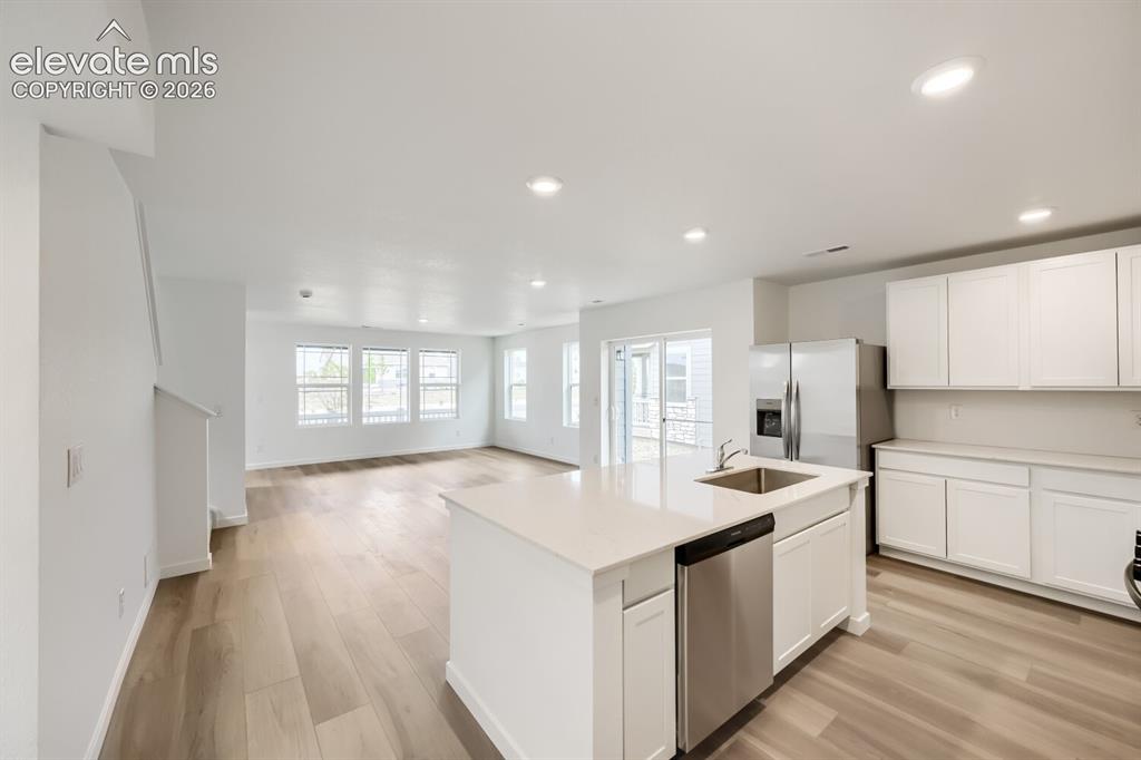 Image 6 of 11: Kitchen