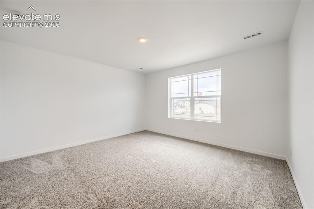 Image 7 of 11: Bedroom