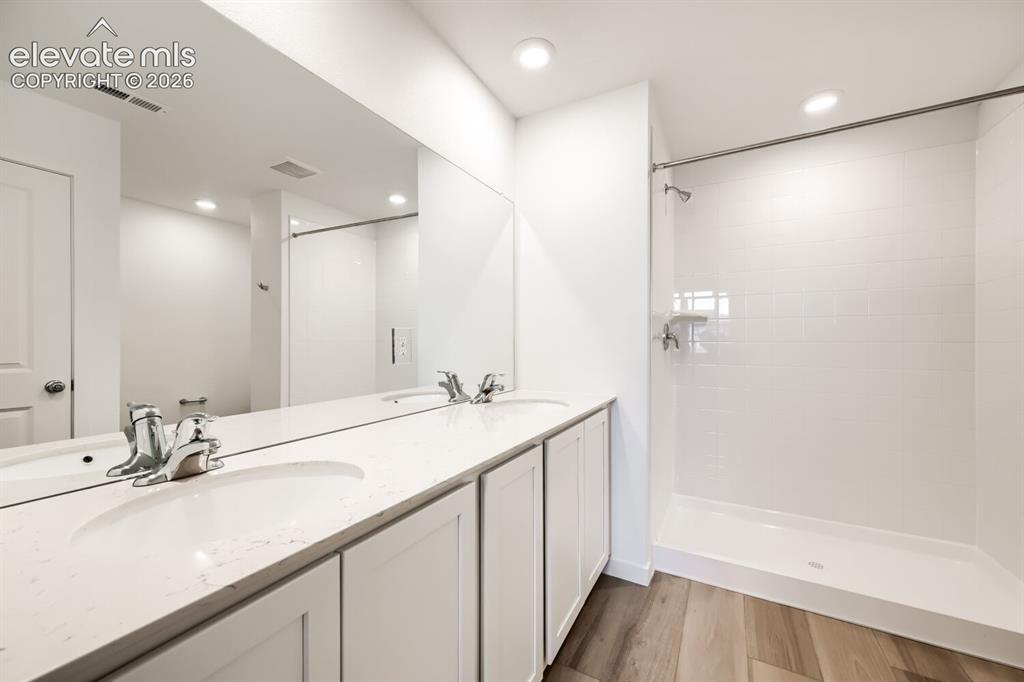 Image 8 of 11: Bathroom