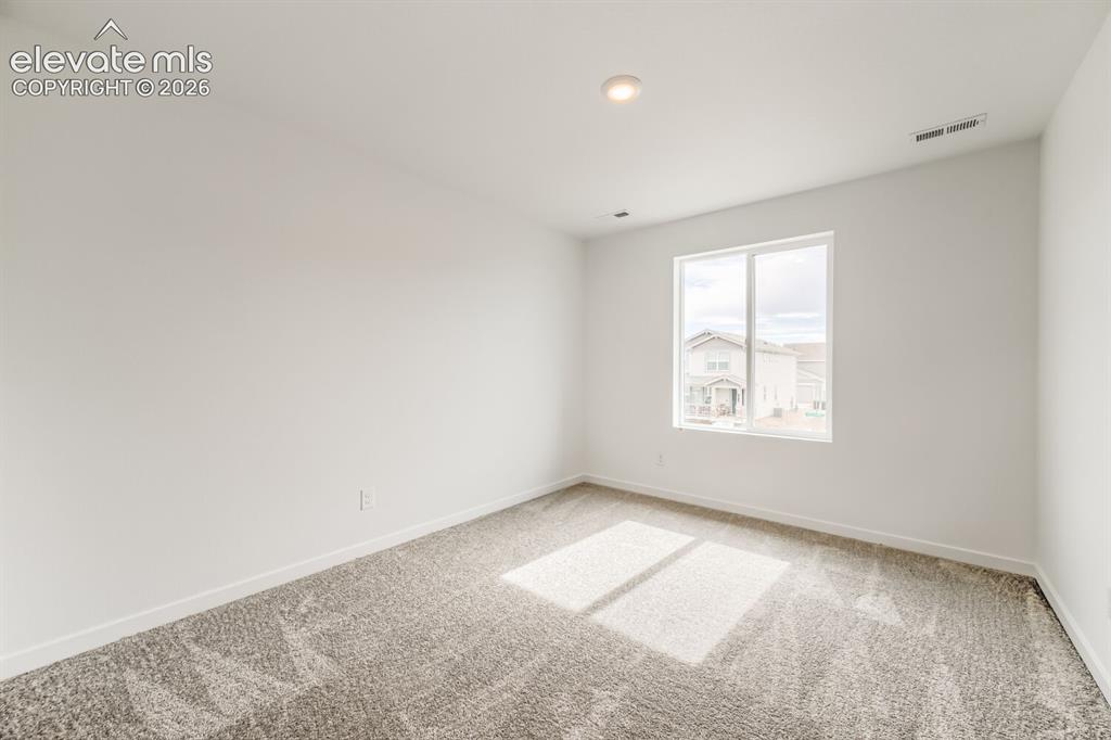 Image 9 of 11: Bedroom