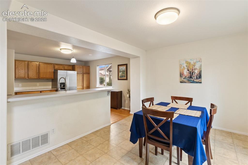 Image 14 of 50: Dining Area
