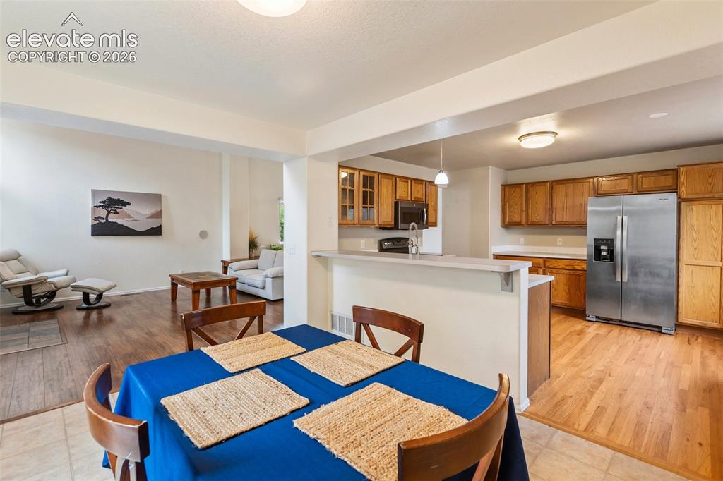 Image 15 of 50: Dining Area
