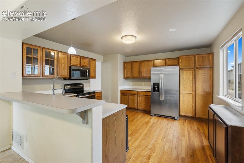 Image 16 of 50: Kitchen