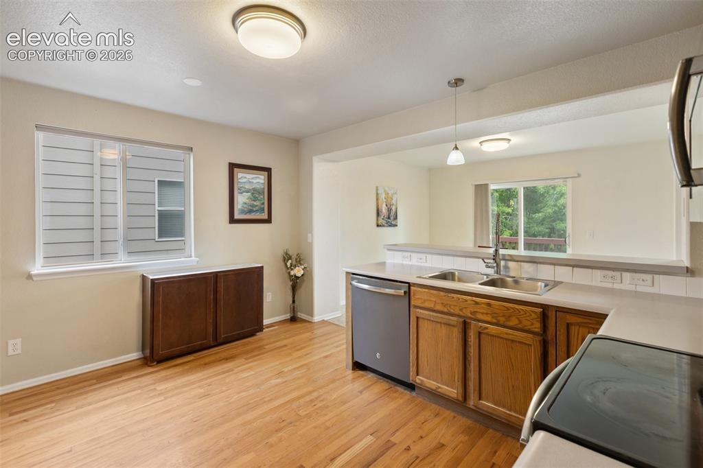 Image 18 of 50: Kitchen