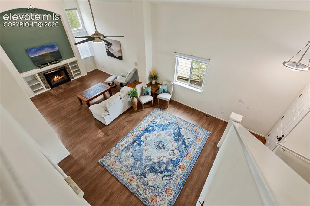 Image 8 of 50: Living Room