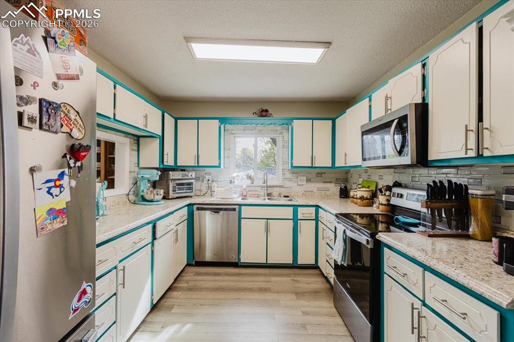 Image 18 of 48: Kitchen