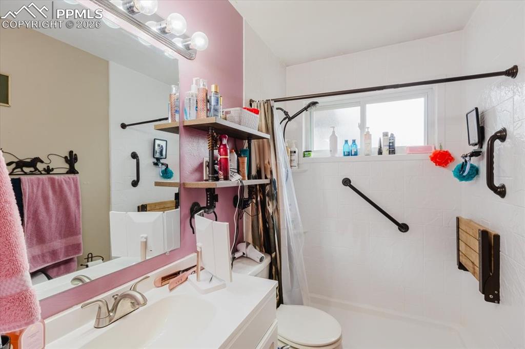 Image 21 of 48: Bathroom