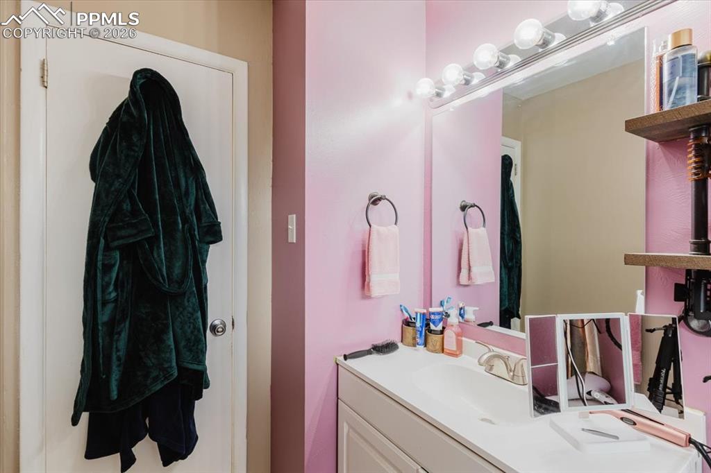 Image 22 of 48: Bathroom