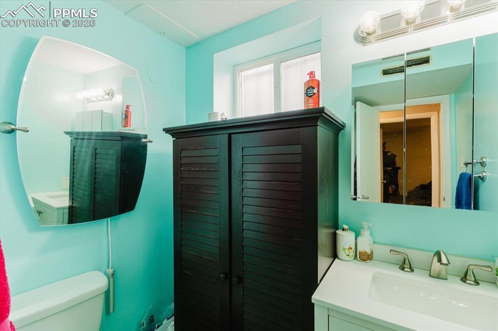 Image 34 of 48: Bathroom