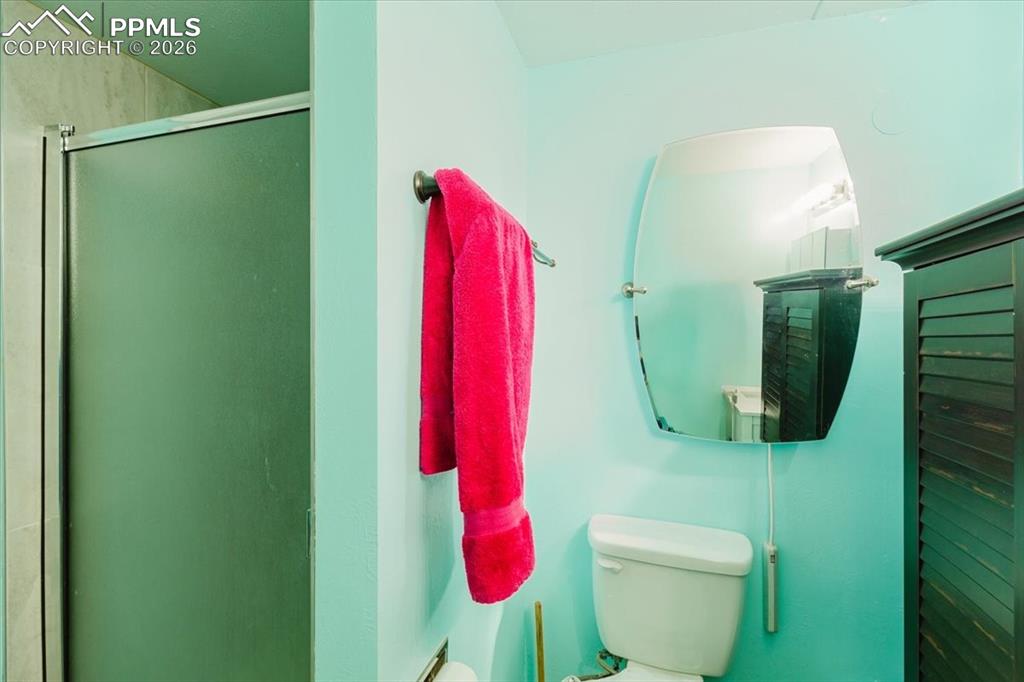 Image 35 of 48: Bathroom