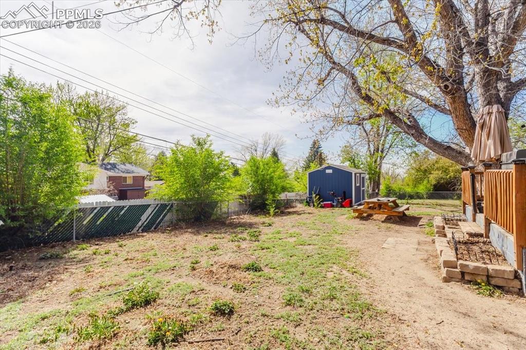 Image 43 of 48: Yard