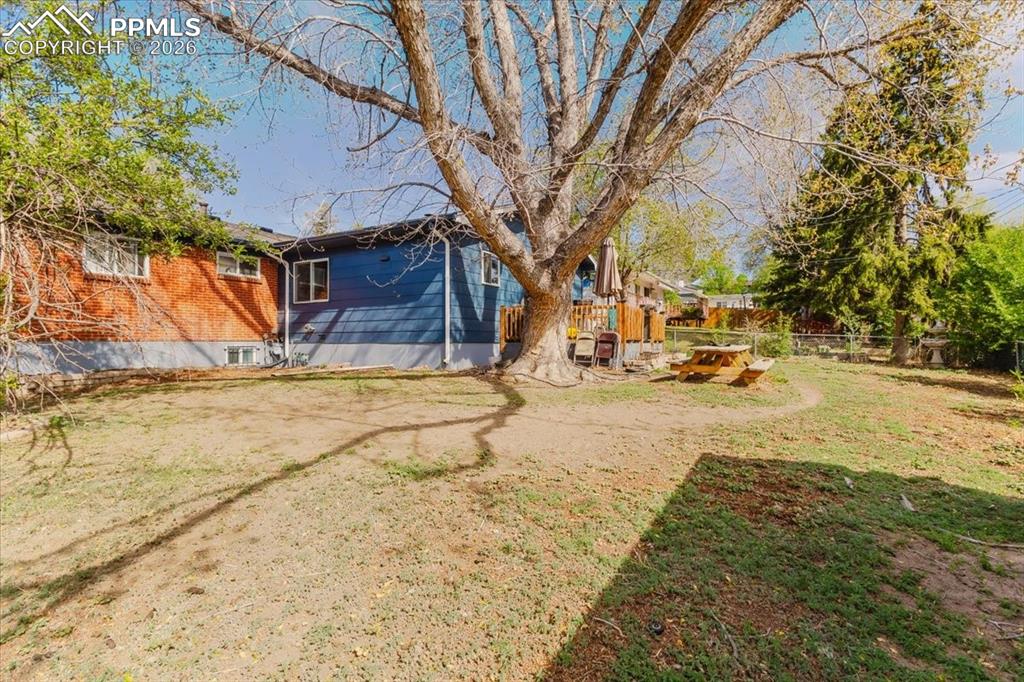 Image 45 of 48: Yard