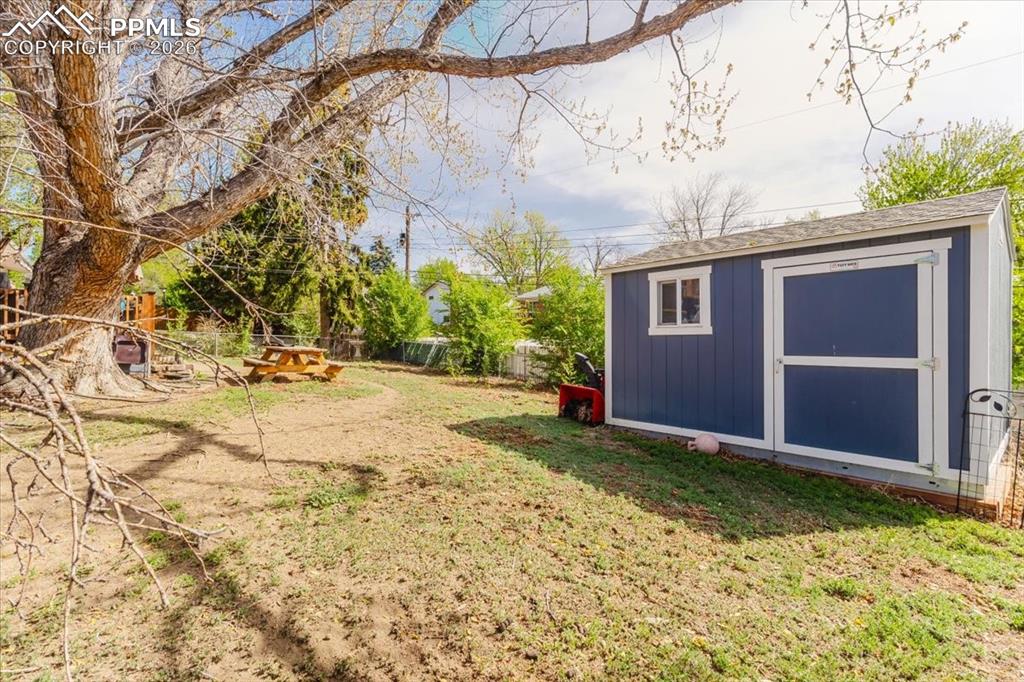 Image 46 of 48: Yard